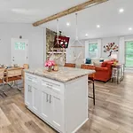 Vibrant South Clt Oasis, 3brs, Patio, Fire Pit Holiday home