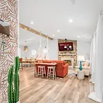 Vibrant South Clt Oasis, 3brs, Patio, Fire Pit Holiday home *