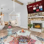 Vibrant South Clt Oasis, 3brs, Patio, Fire Pit Holiday home