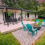 Holiday home Vibrant South Clt Oasis, 3brs, Patio, Fire Pit