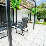 Vibrant South Clt Oasis, 3brs, Patio, Fire Pit Holiday home