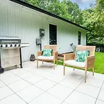 Vibrant South Clt Oasis, 3brs, Patio, Fire Pit * Charlotte