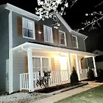 Spacious 3 Bedroom 2.5 Baths Home. Free Parking And Wi-Fi
