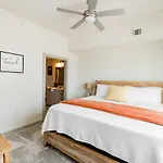 2Br Uptown Furnished Apartment Near Truist Fields Apts