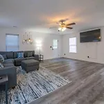 15 Mins To Uptown, 4 Bedroom + 2.5Ba, Family Friendly!