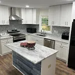Cozy 3 Bedroom Home Near Uptown