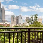 Dt Charm Apt With Pool,Gym,Wine,Wkspace, Free Parking