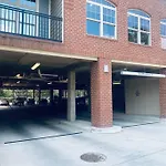 Dt Charm Apt With Pool,Gym,Wine,Wkspace, Free Parking