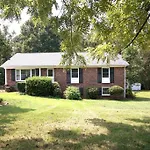 Spacious Family Friendly Home With Game Room By Unc Charlotte