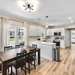 Brand New Cozy Modern Bungalow W/Hot Tub+Movieroom 7 Min From Uptown