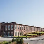 Plaza Bungalow Near Uptown, Noda, Light Rail!