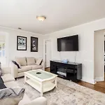 Walking Distance To Restaurants Bars And Breweries Holiday home