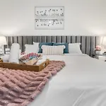 Vibrant South Clt Oasis, 3brs, Patio, Fire Pit * Charlotte