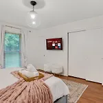 Holiday home Vibrant South Clt Oasis, 3brs, Patio, Fire Pit