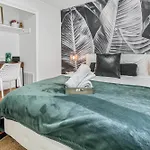 Holiday home Vibrant South Clt Oasis, 3brs, Patio, Fire Pit Charlotte