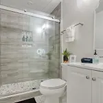 Vibrant South Clt Oasis, 3brs, Patio, Fire Pit Holiday home Charlotte