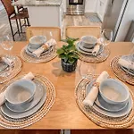 Vibrant South Clt Oasis, 3brs, Patio, Fire Pit Charlotte