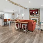 Vibrant South Clt Oasis, 3brs, Patio, Fire Pit Holiday home *