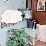 Uptown Area, Cozy King Suite, Quiet And Private, Free Parking, Walk To Restaurants