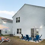 Spacious 4Bd Retreat - Central Location - Backyard