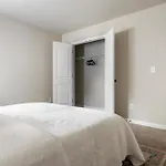 Spacious 4Bd Retreat - Central Location - Backyard