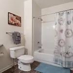 Cozy 1-br With A Seasonal Pool Apartment *