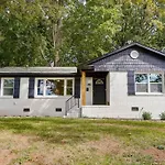 3Br Charlotte Getaway, Hot Tub & Mini Golf Fun