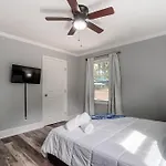 3br Getaway, Hot Tub & Mini Golf Fun