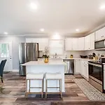 3br Getaway, Hot Tub & Mini Golf Fun *