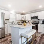 3br Getaway, Hot Tub & Mini Golf Fun Holiday home *