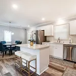 Holiday home 3br Getaway, Hot Tub & Mini Golf Fun *