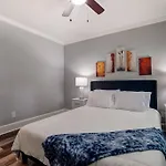 3br Getaway, Hot Tub & Mini Golf Fun Holiday home Charlotte