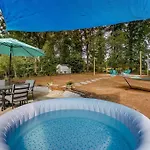 3br Getaway, Hot Tub & Mini Golf Fun *