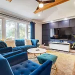 Holiday home 3br Getaway, Hot Tub & Mini Golf Fun