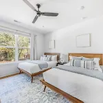 Modern 4br Uptown Oasis! Holiday home