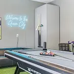 Modern 4br Uptown Oasis! Holiday home