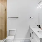 Holiday home Modern 4br Uptown Oasis!