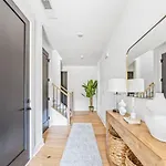 Modern 4br Uptown Oasis!
