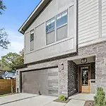 Modern 4br Uptown Oasis! Holiday home