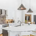 Modern 4br Uptown Oasis! Holiday home *