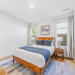 Modern 4br Uptown Oasis! Holiday home