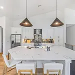 Modern 4br Uptown Oasis! Holiday home