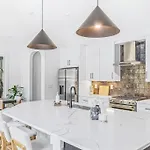 Holiday home Modern 4br Uptown Oasis!