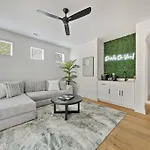 Modern 4Br Retreat In Uptown!