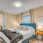 Holiday home Uptown Oasis, Hot Tub, Swing Chairs, Fire Pit, Gazebo Charlotte