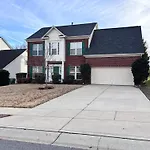Amazing 4 Bdrm W Garage In Villa *
