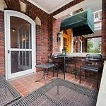 Elegant And Colorful 1Br With Covered Porch