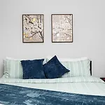 Fresh & Comfy Near Uptown With Hottub & Private Yard