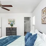 Fresh & Comfy Near Uptown With Hottub & Private Yard