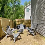 Fresh & Comfy Near Uptown With Hottub & Private Yard